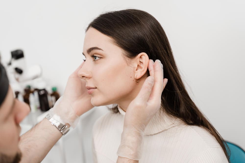Medicina estética - corrección de lóbulo rasgado: Reparación segura y resultados naturales