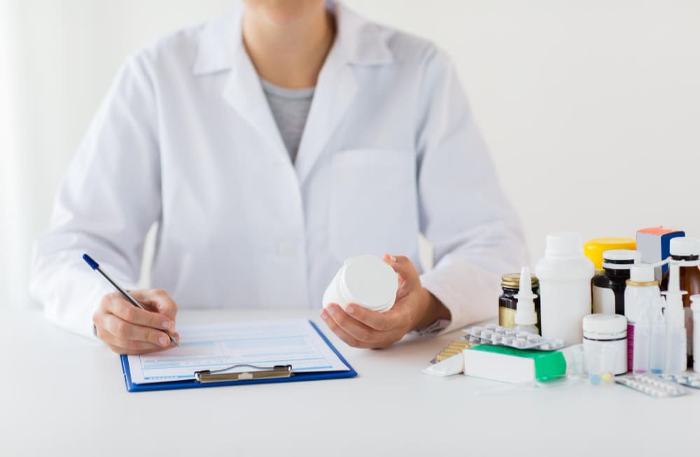 Revisión y tratamiento farmacológico médico de los adultos: Optimización terapéutica segura